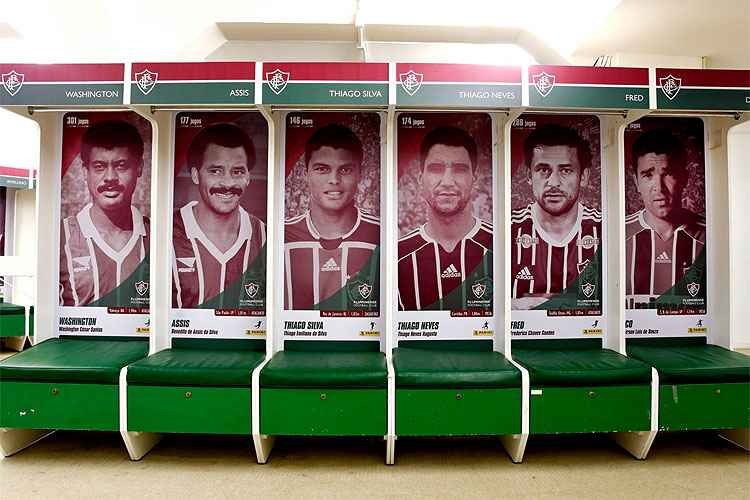 Thiago Neves e Fred foram homenageados pelo Fluminense em adesivo no vestiário das Laranjeiras