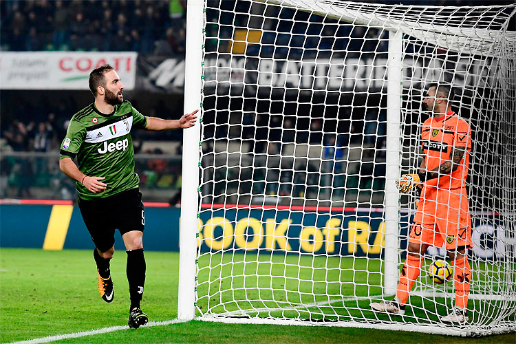 Higuaín escora para as redes e sai para comemorar: Juventus vence fora de casa e pressiona o Napoli