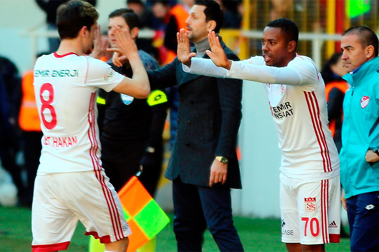 Robinho entrou no segundo tempo, mas não foi feliz na estreia pelo Sivasspor, que perdeu fora de casa