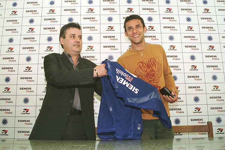 Fred foi apresentado em 20 de julho de 2004 pelo presidente Alvimar de Oliveira Costa