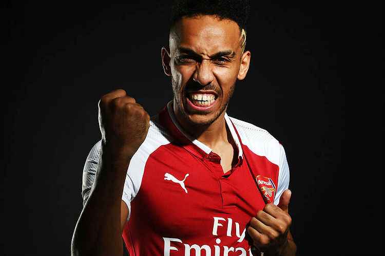 Goleador Pierre-Emerick Aubameyang é oficializado como novo reforço do Arsenal para a temporada