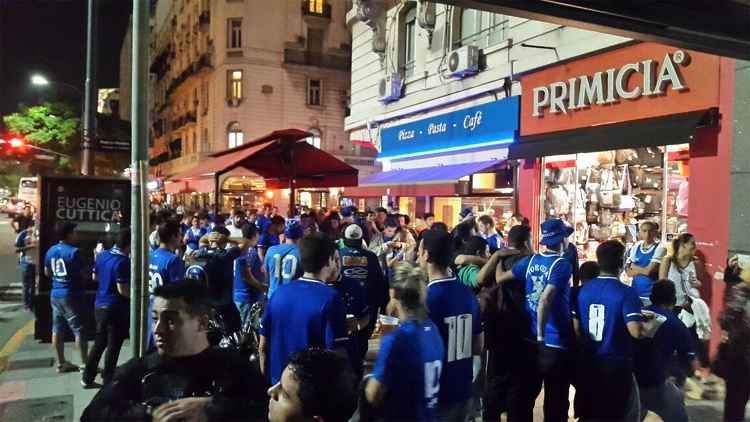 Torcedores do Cruzeiro querem invadir as ruas de Buenos Aires na estreia da Copa Libertadores