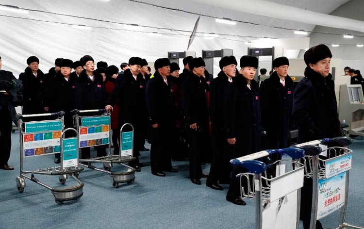 Delegação de atletas norte-coreanos desembarca na Coreia do Sul para a disputa dos Jogos
