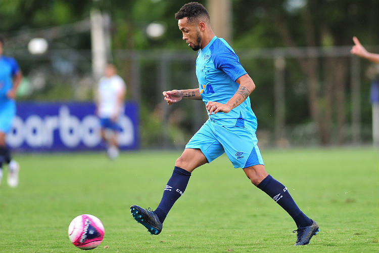 Após sofrer pancada e deixar treino nessa quarta, Rafinha atuou normalmente nesta manhã