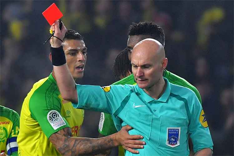 Juiz chutou o zagueiro brasileiro Diego Carlos, do Nantes, em jogo contra o Paris Saint-Germain
