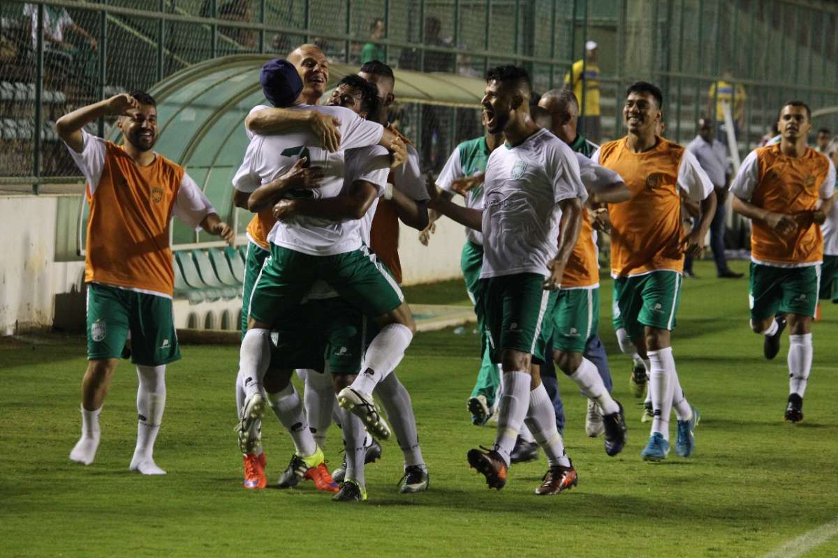 O Gama fez a festa da torcida na noite desta quinta-feira, no Bezerrão