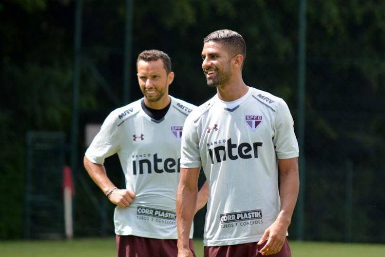 Nenê (esq) e Tréllez (dir) devem começar o confronto contra o Botafogo-SP no banco de reservas