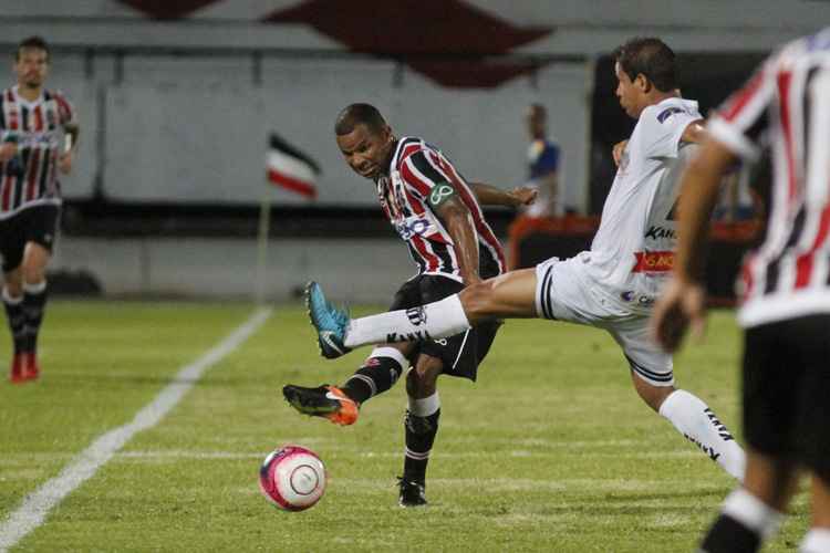 Lateral-direito Vitor sentiu um desconforto na da coxa direita após a última partida do Santa Cruz