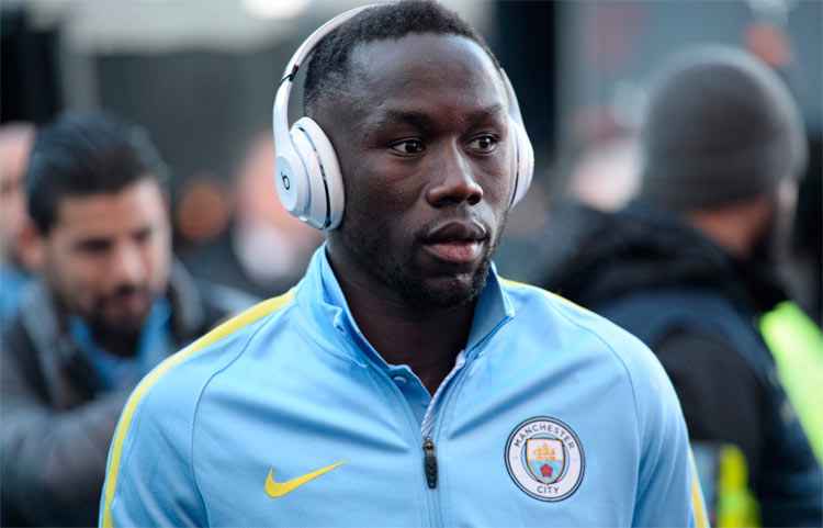 Revelado pelo Auxerre, Sagna estava no Manchester City e não entrou nos planos de Guardiola
