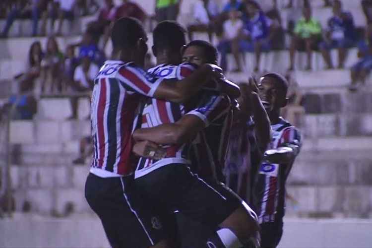Santa Cruz se sobressaiu no primeiro tempo, mas não conseguiu manter o ritmo na etapa final
