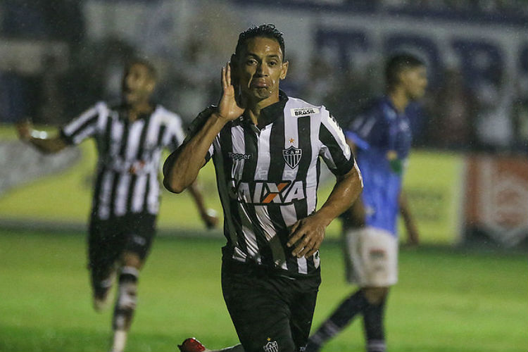 Ricardo Oliveira, com bela cavadinha, marcou o gol da vitória sobre a URT, em Patos de Minas