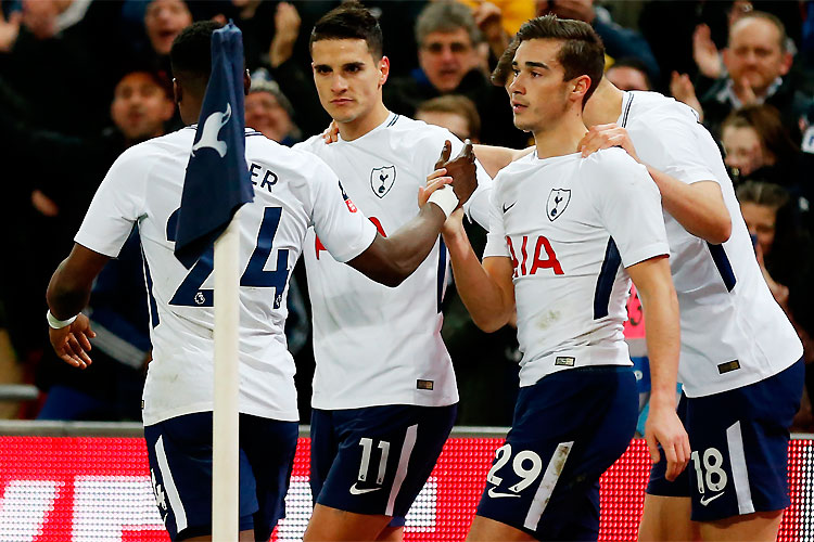 Jogadores dos Spurs festejam o segundo gol, contra: vitória tranquila e classificação confirmada