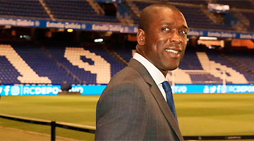 Seedorf não foi feliz na estreia no La Coruña: derrota para o Real Betis e mantido no Z4