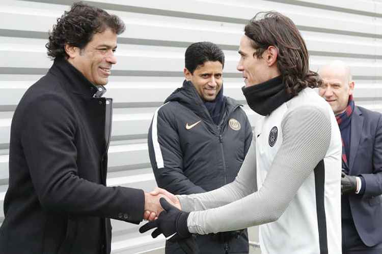 Raí cumprimenta Cavani em treino do PSG; brasileiro evitou dar palpite para jogo desta quarta