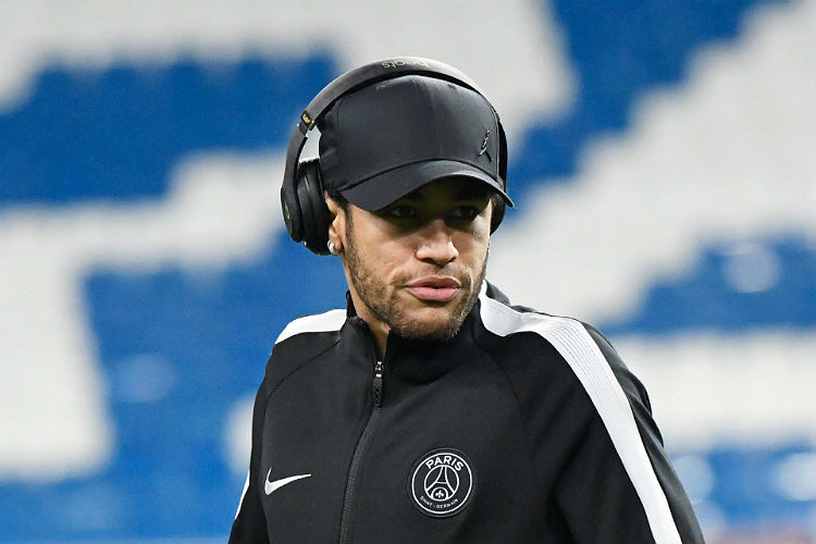 "Neymar quer desbancar o português, comandando o PSG como protagonista. Porém, gostaria de ver um 5 a 4, com cinco gols de Cristiano Ronaldo e quatro de Neymar"