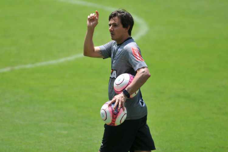 Thiago Larghi é auxiliar técnico da comissão fixa do Atlético e pode comandar o time em mais jogos