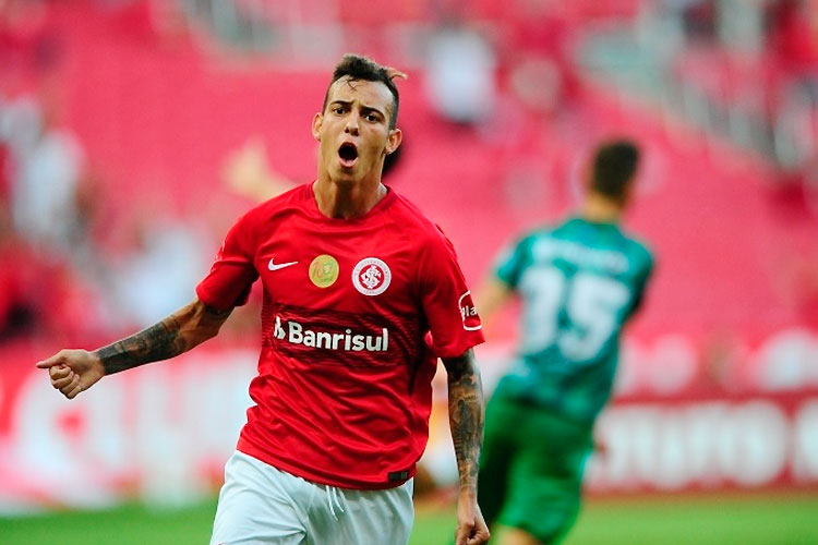 Lateral Iago virou o jogo para o Internacional ainda no primeiro tempo: vitória em casa e liderança 