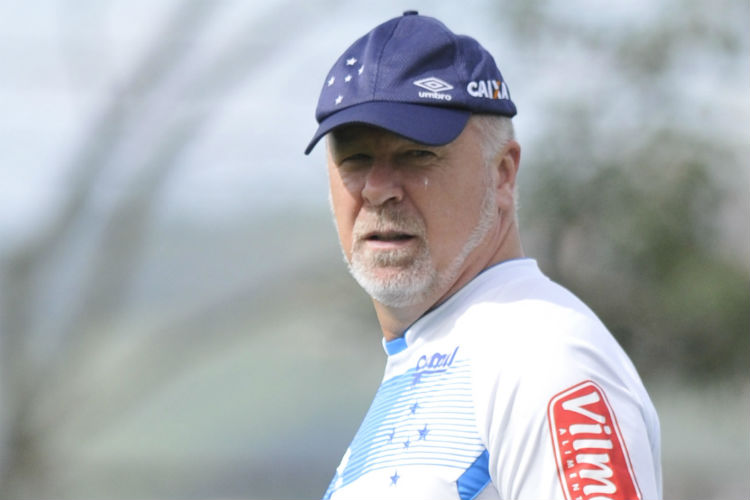 O técnico Mano Menezes confirmou a equipe titular do Cruzeiro para a partida contra o Villa Nova