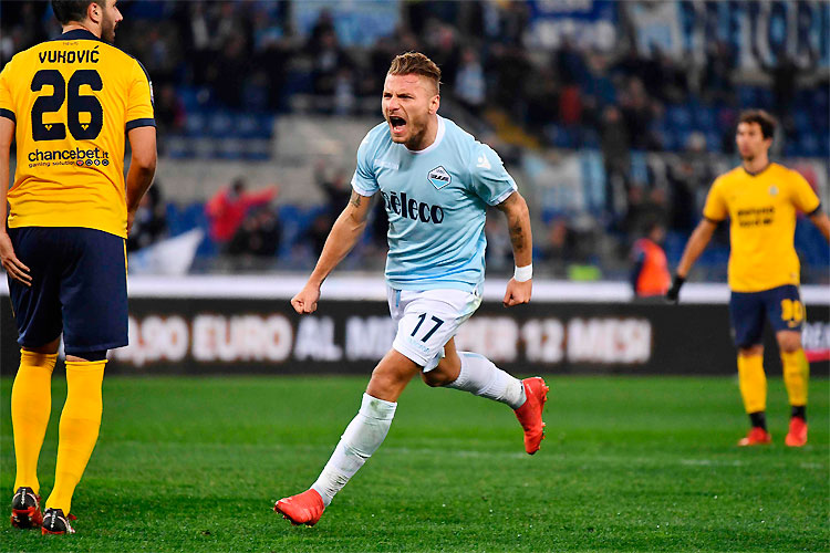 Immobile festeja um dos gols da Lazio na vitória sobre o Verona: reabilitação em casa após três derrotas