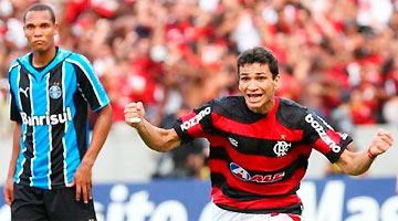 Ronaldo Angelim comemora pelo Flamengo, e Douglas Costa, então no Grêmio, observa