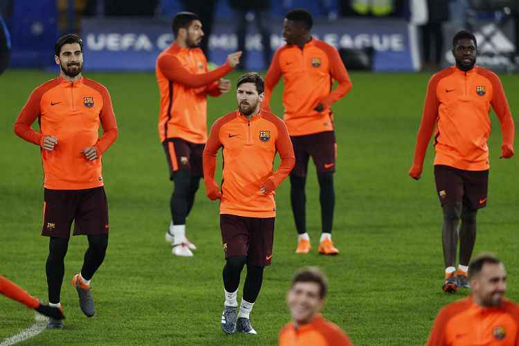 Barcelona em treino no Stamford Brigde; Messi lidera time catalão e tenta superar jejum contra Chelsea