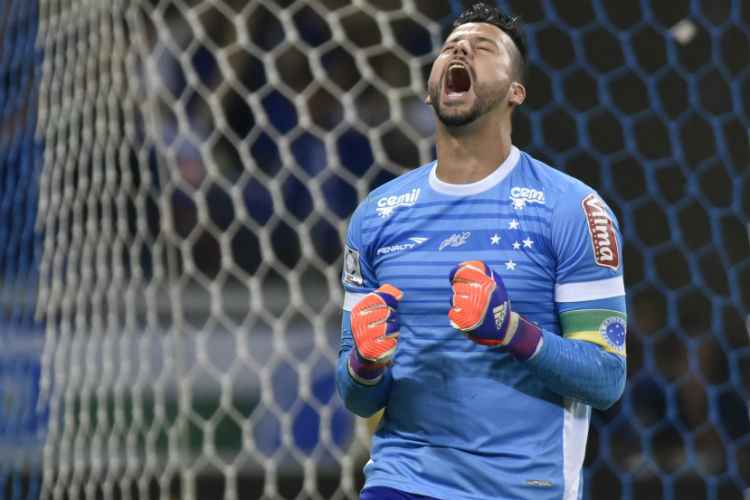 Última Libertadores disputada por Fábio e pelo Cruzeiro foi em 2015, quando a Raposa chegou às quartas