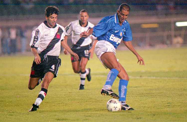 Disputa de bola entre Bentinho, do Cruzeiro, e Mauro Galvão, do Vasco, na Libertadores de 1998