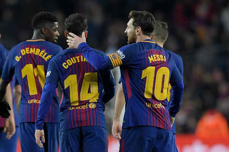 Autor de dois gols, Messi cumprimenta Coutinho; Luisito Suárez balançou a rede outras três vezes