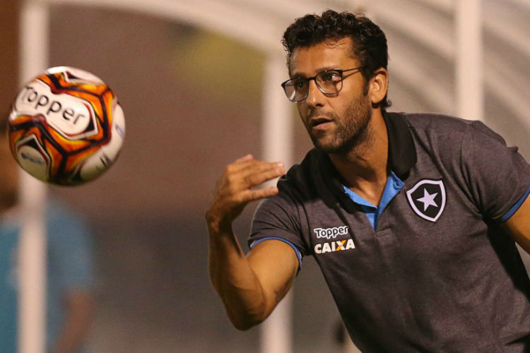 Alberto Valentim sabe que o encontro com a torcida botafoguense será tenso