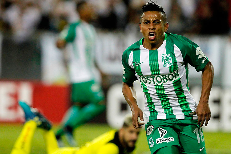 Vladimir Hernandez, ex-Santos, comemora o gol da vitória do Atlético Nacional diante do Colo Colo