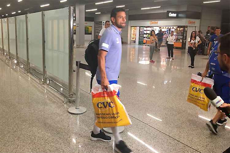 Fred desembarca em Confins com dificuldade para caminhar e passará por exame para avaliar lesão 