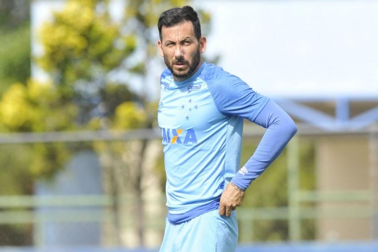 Volante Ariel Cabral em ação durante treinamento do Cruzeiro na Toca da Raposa II