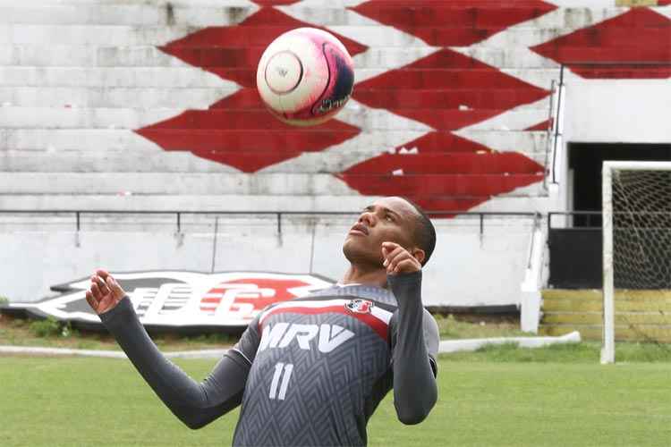 Robinho e outros seis irmãos foram abandonados muito cedo pelo pai e jogador sonha em brilhar