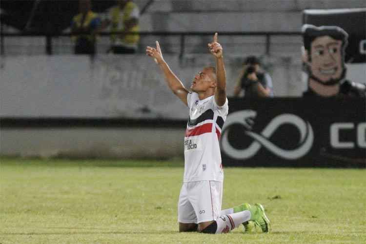 Robinho foi o primeiro atacante do Santa Cruz a marcar na temporada de 2018