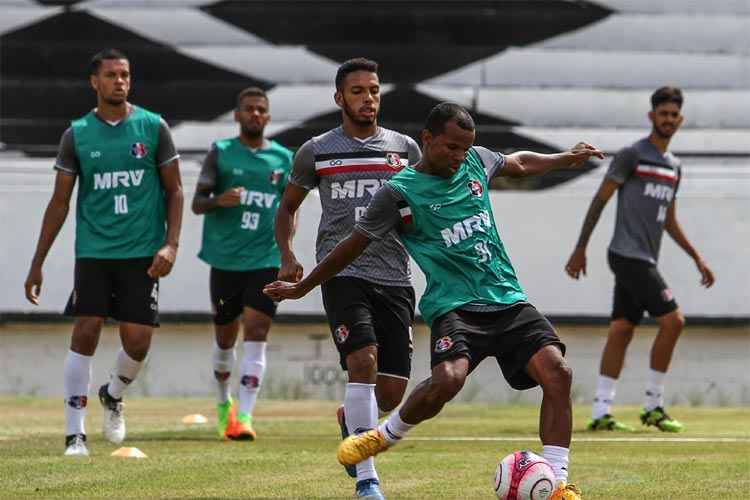 Recuperado de lesão na coxa, lateral-direito Vítor retorna ao time após um mês de recuperação