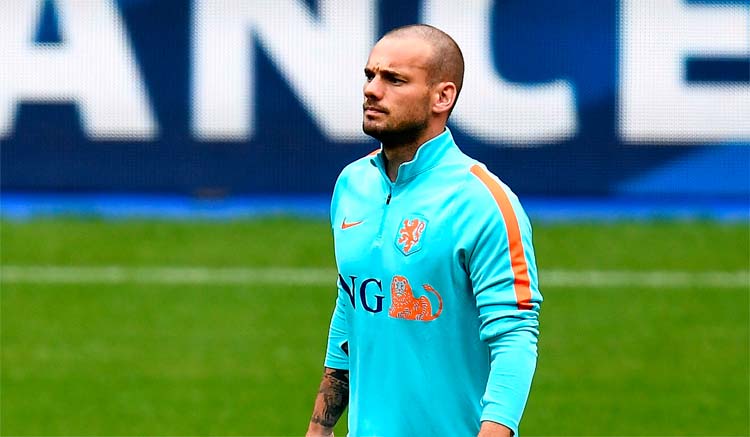 Sneyder, de 33 anos, jogou na Seleção Holandesa e passou por vários grandes clubes do futebol europeu