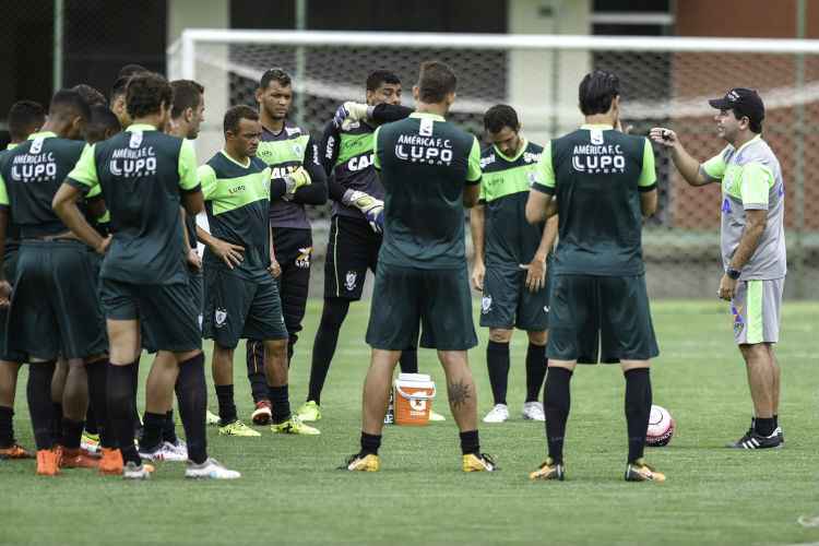Enderson Moreira pode usar os dois últimos jogos do Coelho para testar opções no elenco alviverde