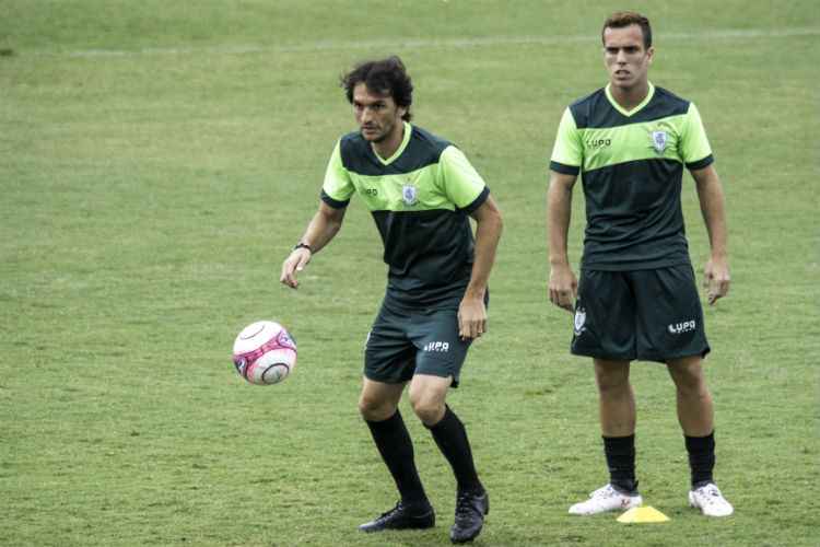 Zagueiro Matheus Ferraz (esq) deve ser a opção para a vaga de Messias, suspenso, no América