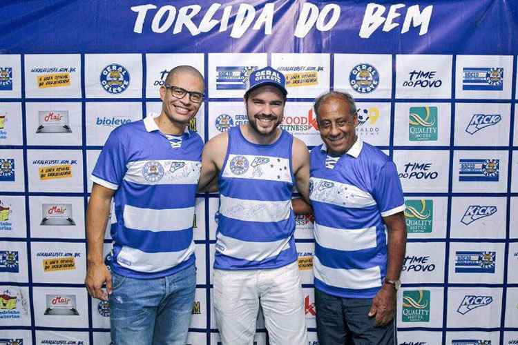 Leandro Freitas ao lado de Alex e Dirceu Lopes, ídolos do Cruzeiro, em evento da Geral Celeste