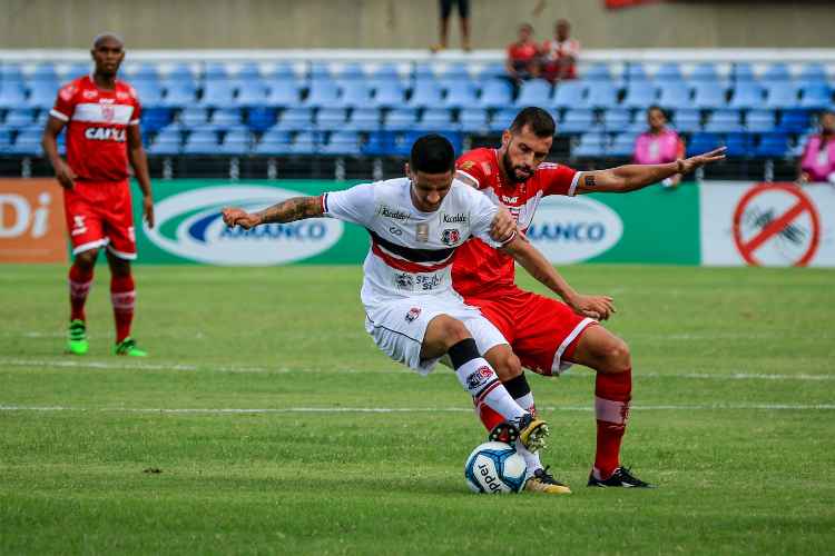Júnior Rocha surpreendeu ao escalar uma equipe com sete mudanças com relação ao jogo contra Sport