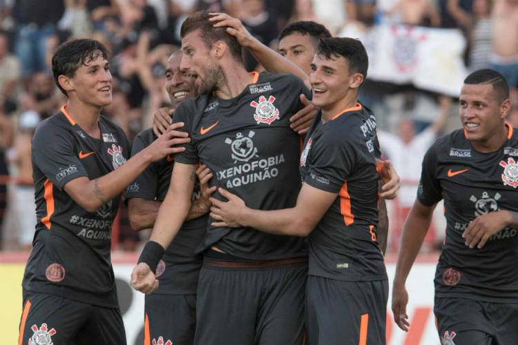 De cabeça, Henrique abriu o caminho para a vitória após um primeiro tempo monótono