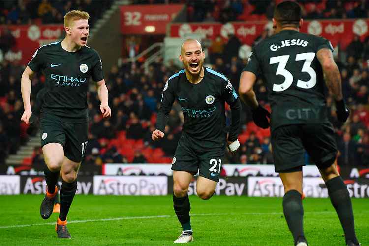 David Silva festeja um dos gols do Manchester City diante do Stoke, fora de casa: rumo ao título