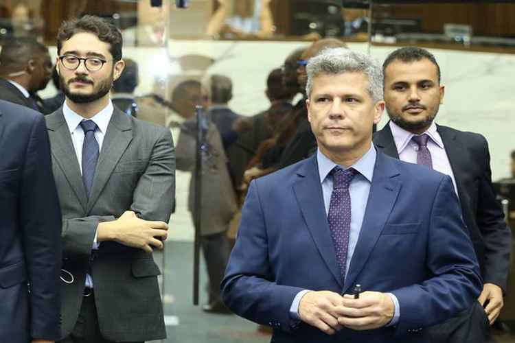 O desentendimento entre Léo Burguês (PSL) e Gabriel Azevedo (PHS) ocorreu por causa de denúncias de compra de apoio político pelo prefeito Alexandre Kalil (PHS), ex-presidente do Galo