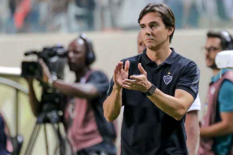 Rendimento defensivo do Atlético melhorou desde que o auxiliar Thiago Larghi assumiu o comando