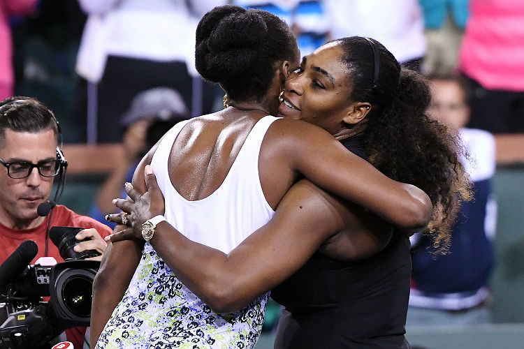 Vitoriosa, Venus cumprimenta Serena, que voltou ao circuito em Indian Wells após gravidez