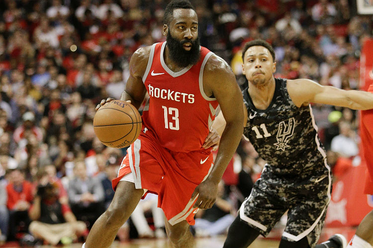Candidato a MVP da temporada regular, Harden foi o cestinha do jogo contra Spurs, com 63 pontos
