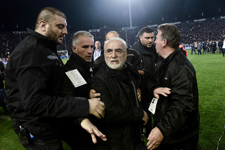 Iván Savvidis foi contido na confusão; terá que responder criminalmente por ter invadido o campo