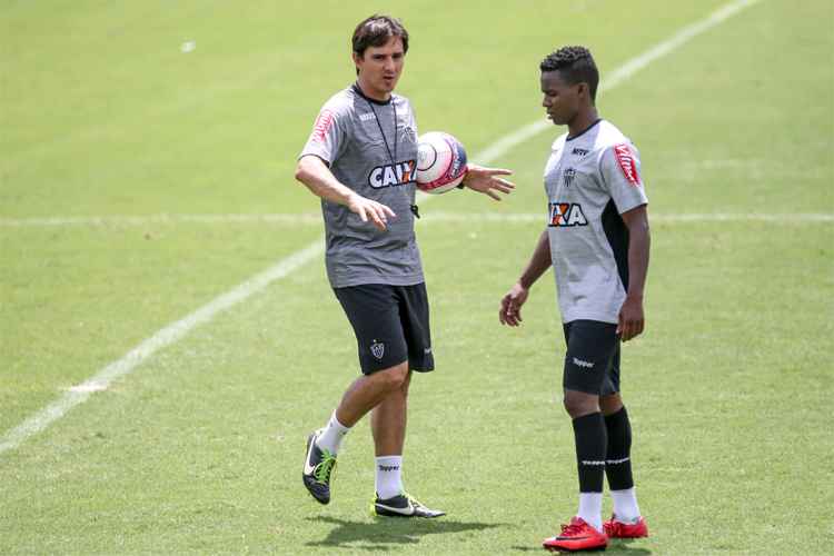Thiago Larghi (e) não revelou se escalará Cazares (d) como titular do Atlético contra o Figueirense