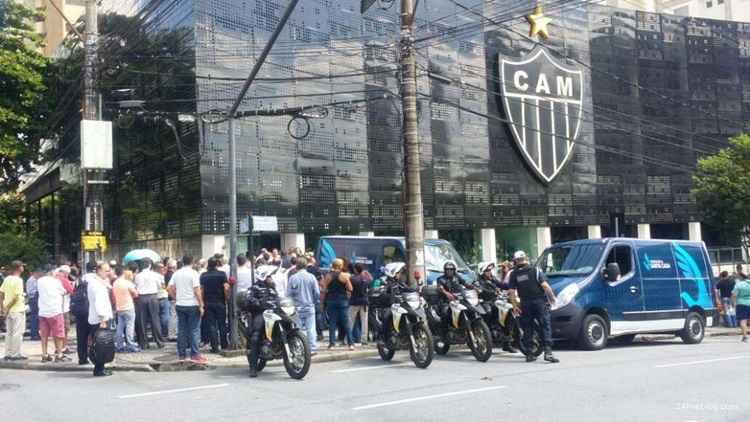 Porta da sede do Galo, onde Bebeto foi velado. Do local, o corpo foi levado ao aeroporto para ir ao Rio de Janeiro