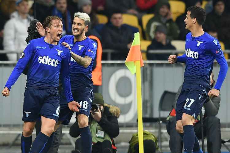 Quem abriu o caminho para a classificação foi o volante brasileiro Lucas Leiva (6)